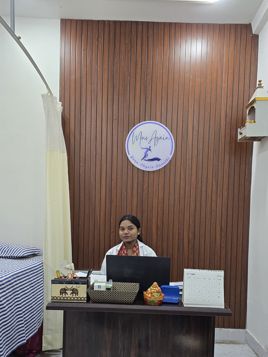 Dr. Anjali Gupta at the consultation desk at MuvAgain Physiotherapy, Patna